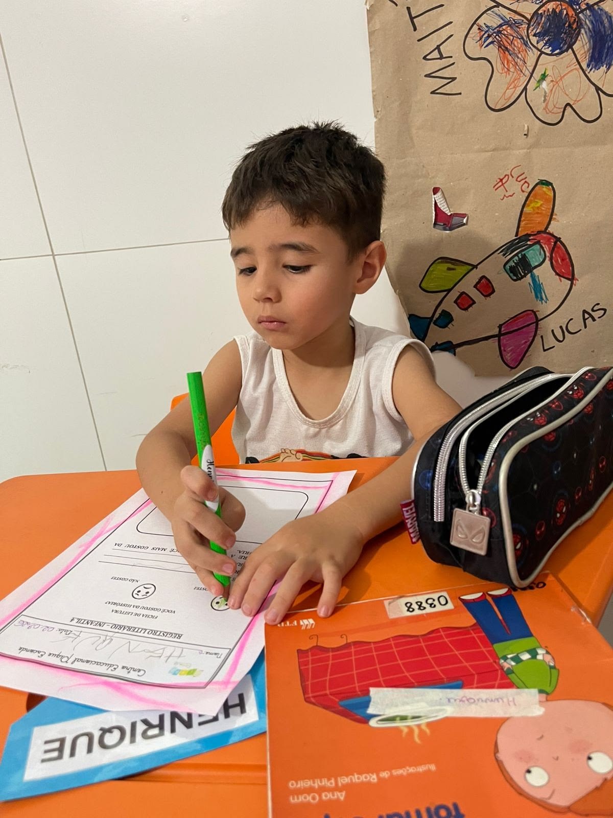 Criança praticando com o material — depoimento da Mãe Juliana