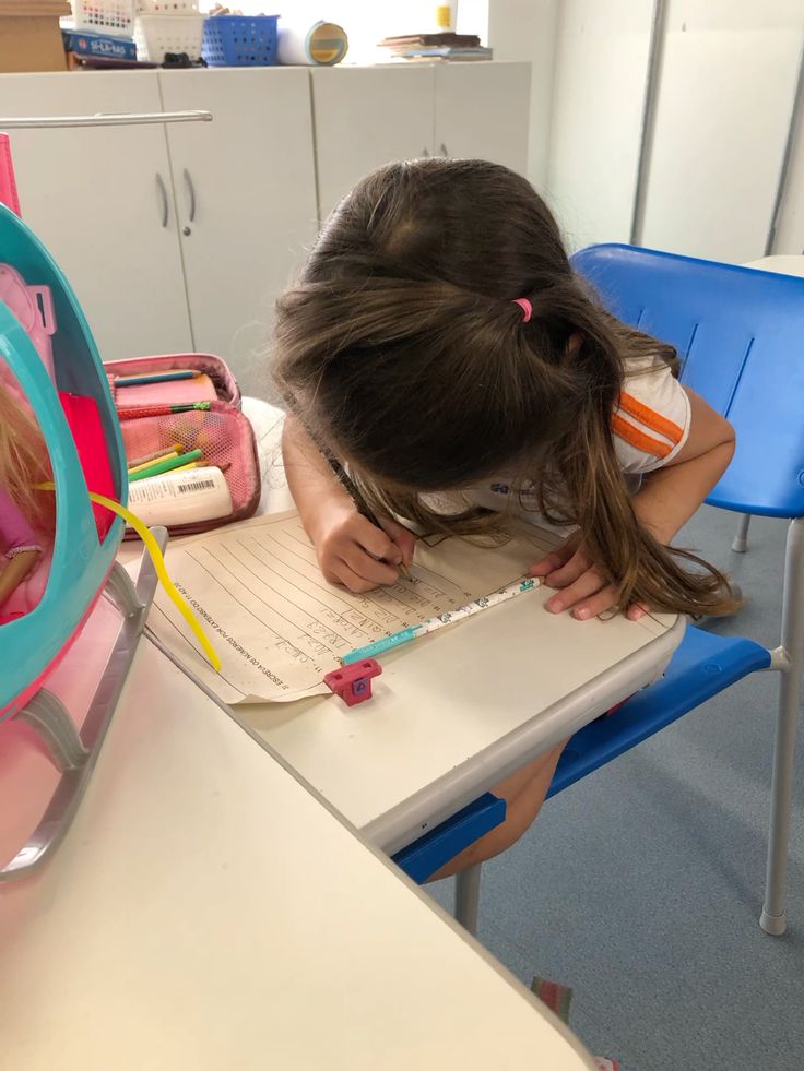 Criança praticando com o material — depoimento da Mãe Aline